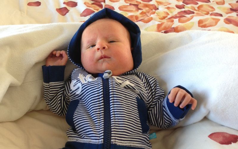 Kick is een baby en ligt op zijn rug