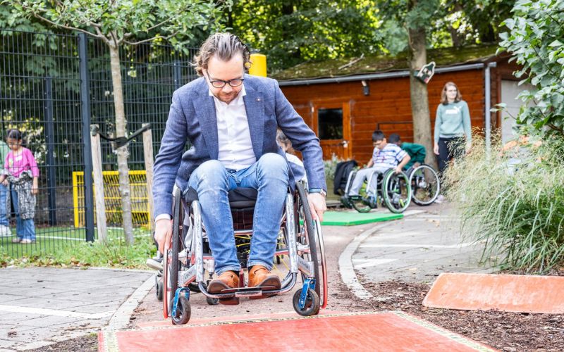 Tweede Kamerlid Daan de Kort in een rolstoel