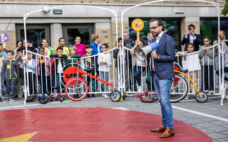 Daan de kort spreekt de kinderen toe en opent de Samenspeeldag