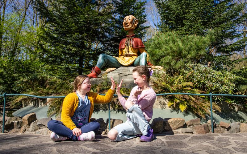 Pien samen met haar vriendin Benthe in de Efteling