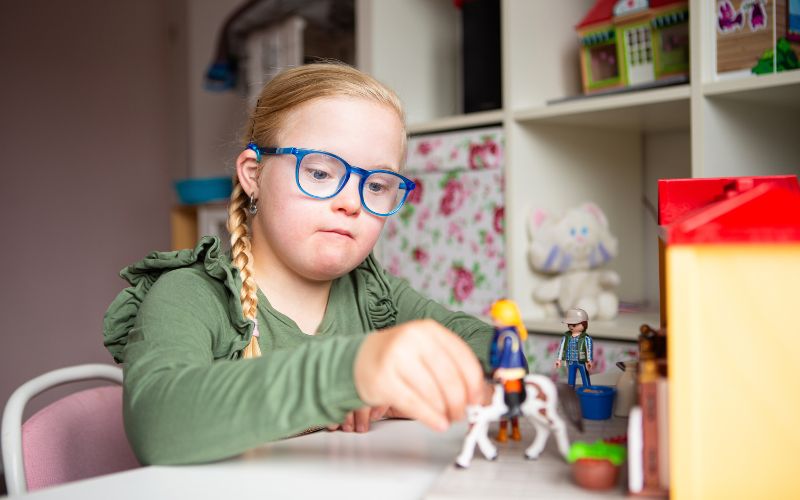 Lotte op haar slaapkamertje aan het spelen met de Playmobil