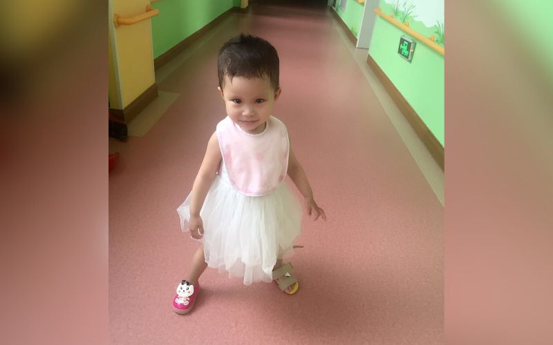 Yunqi in een ballerina jurk