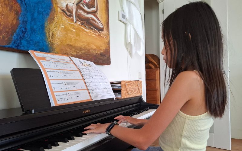 Yunqi achter de piano