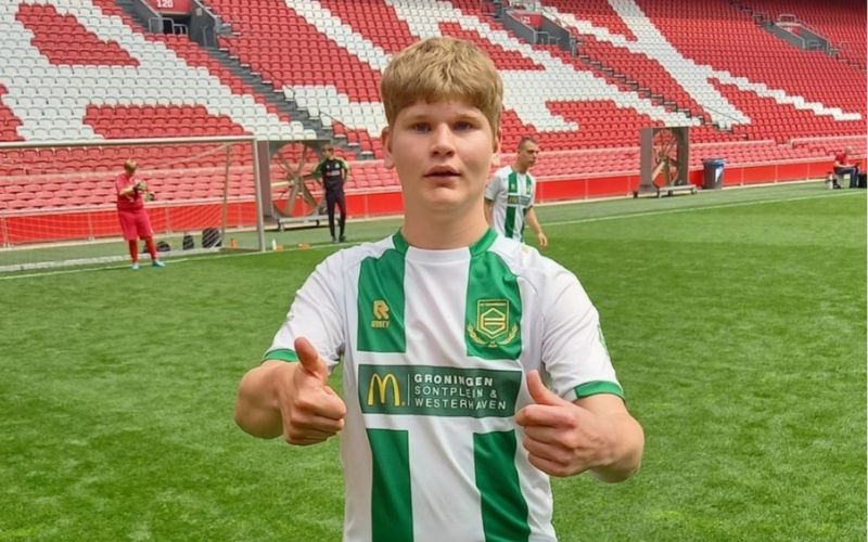 Niels in zijn voetbal T-shirt van FC Groningen