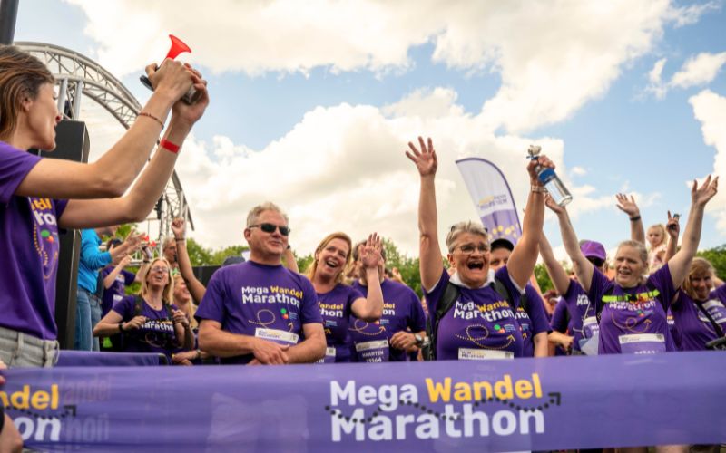 Startschot 42 kilometer door Rebecca Gerritse tijdens de Mega Wandel Marathon