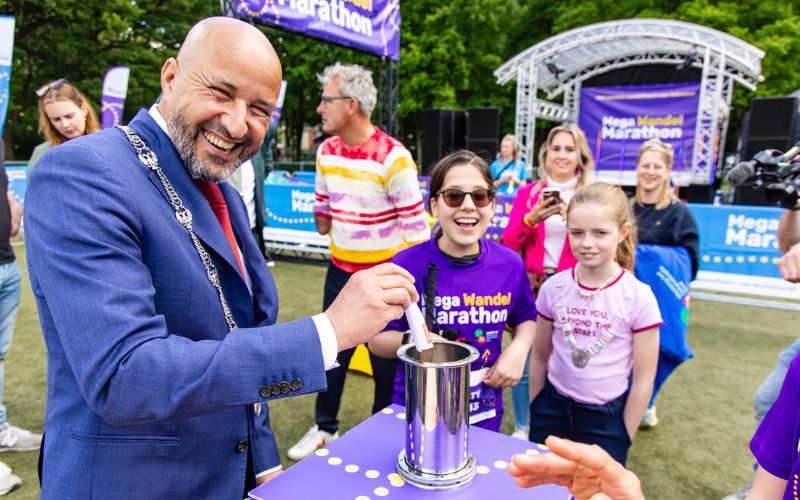 Burgemeester Marcouch doet zijn wens in de tijdcapsule tijdens de Mega Wandel Marathon