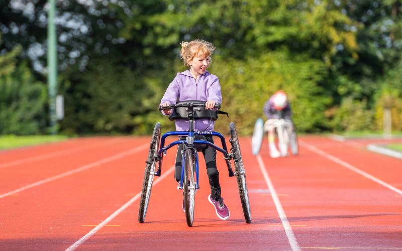 Keet op haar runningframe aan het sporten