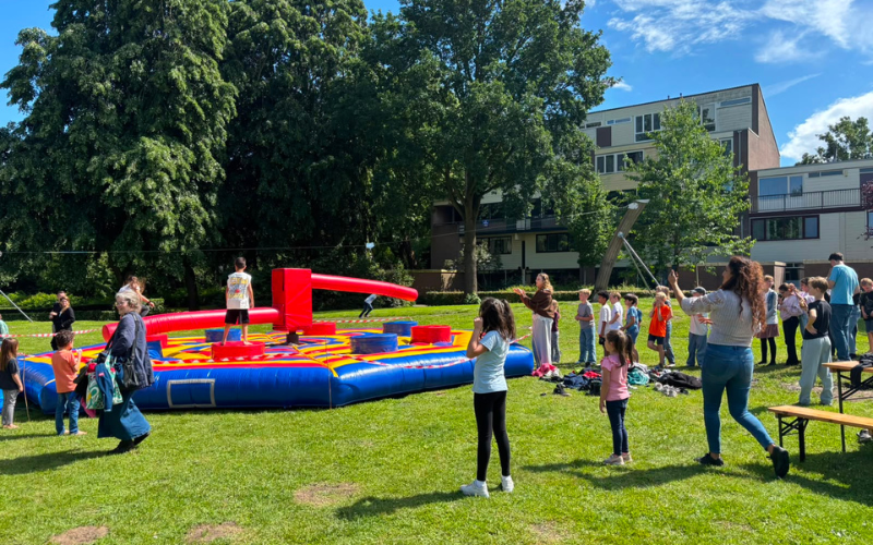 Kinderen aan het spelen tijdens de buitenspeeldag in het Oostrikpark 