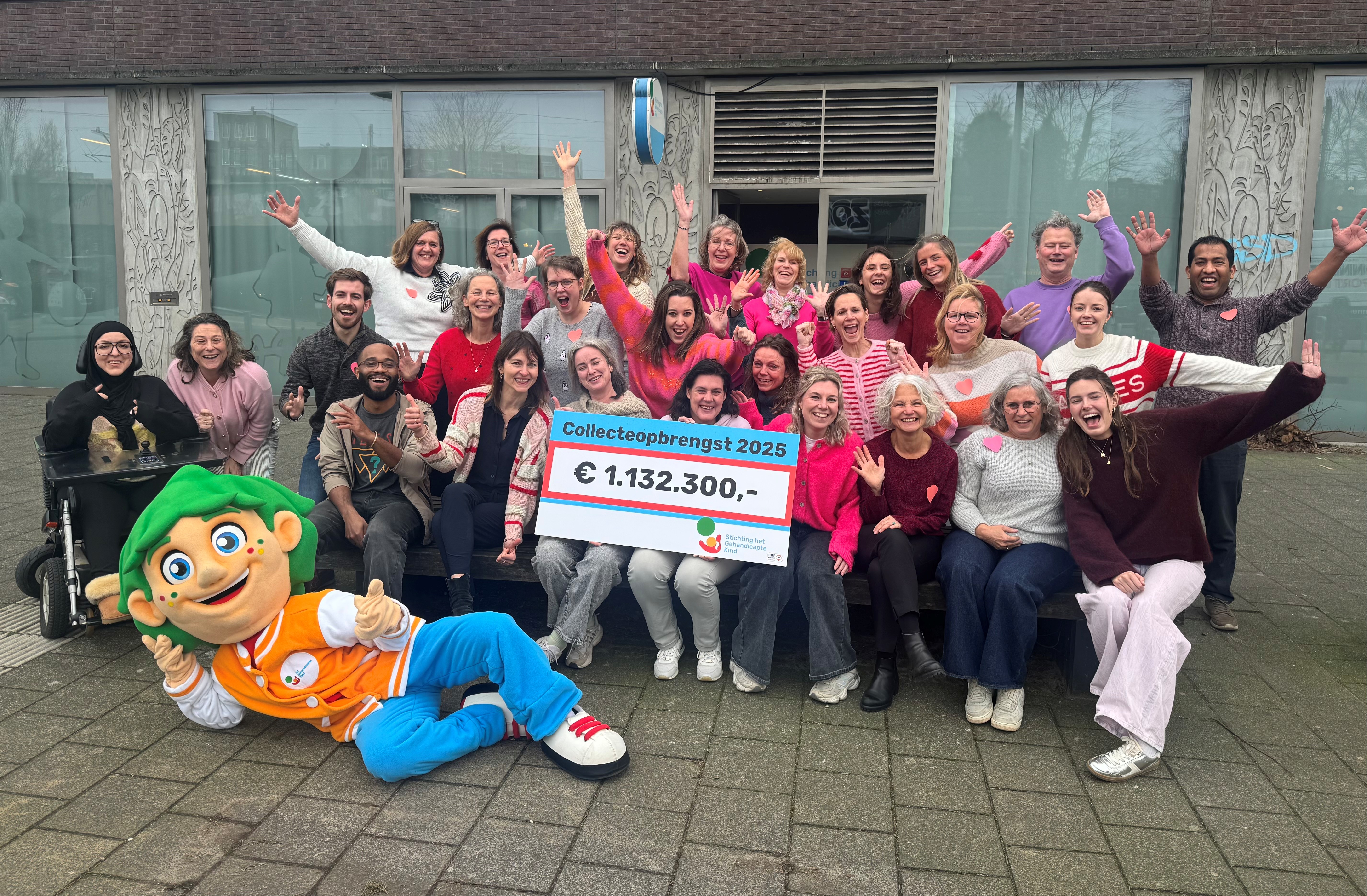 Collega's van Stichting het Gehandicapte Kind met de collecte chequeopbrengst