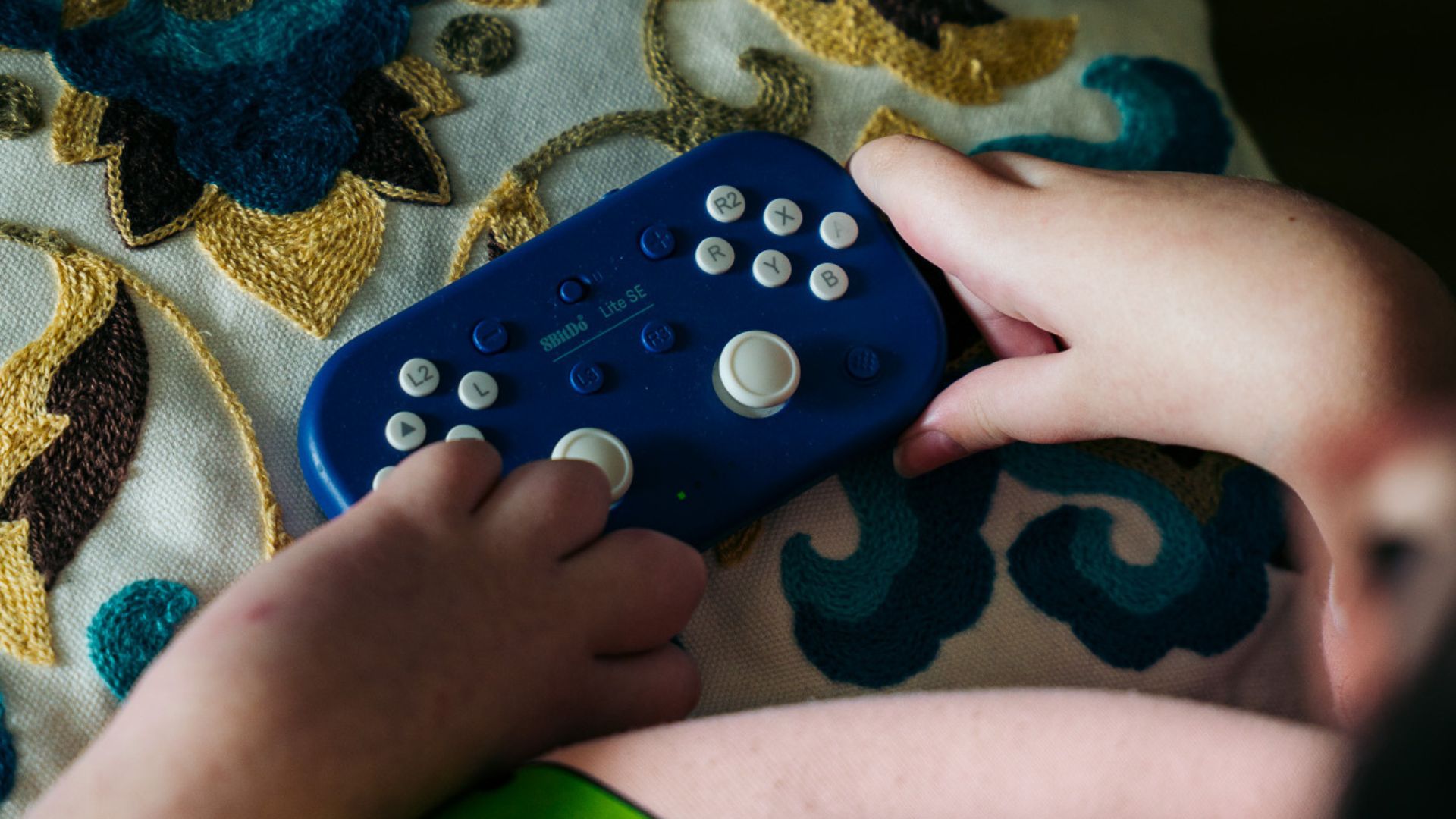 Joana houdt haar controller vast