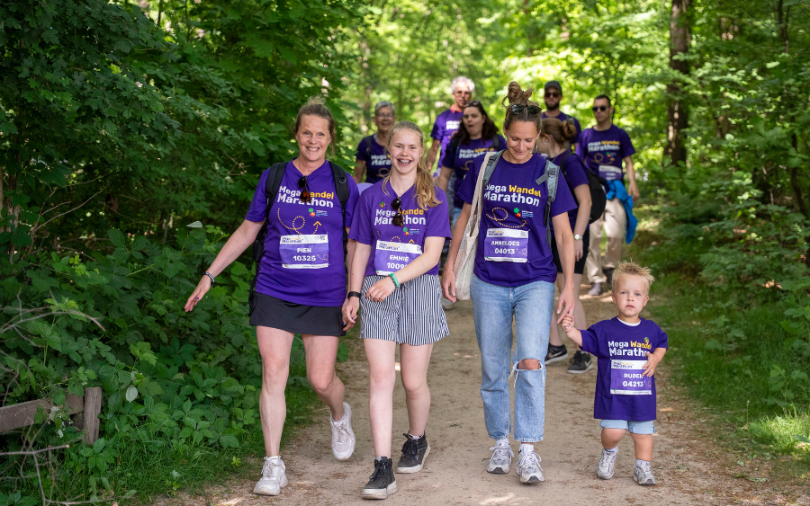 Anneloes samen met Ruben en teamgenoten Pien en Emmie
