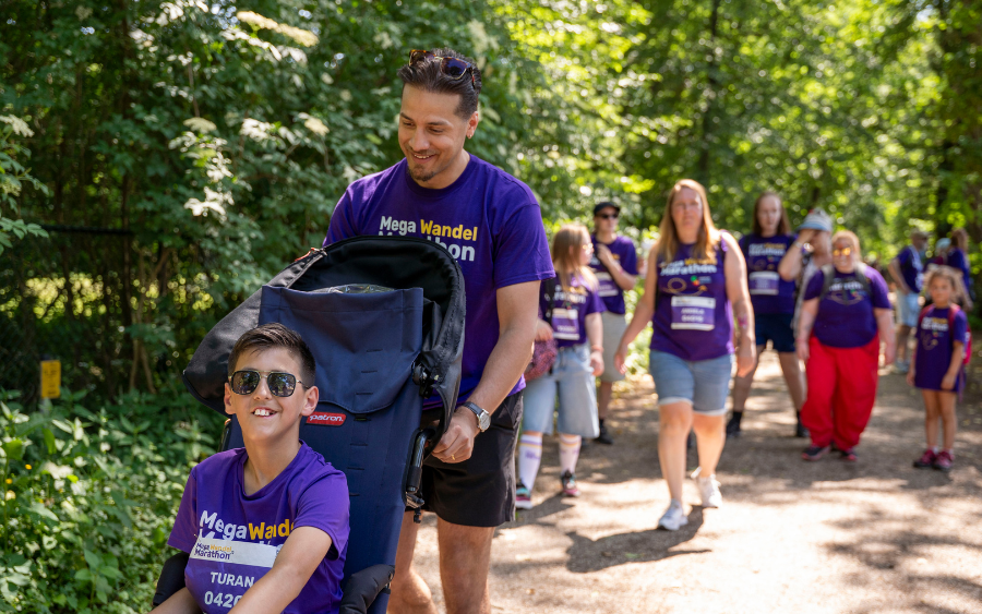 Juvat Westendorp samen met kinderambassadeur Turan