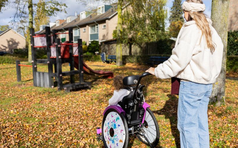 Minthe en Sanne kijken naar de ontoegankelijke speeltuin