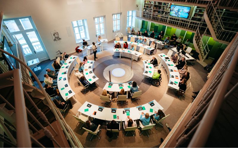 Overzichtsfoto van kinderdebat in Deventer