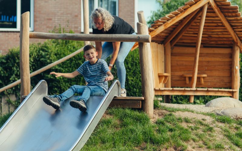 Mason en zijn moeder Tamara op de glijbaan