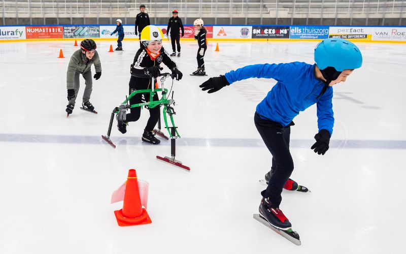 Lucas tijdens een inclusieve schaatstraining met andere kinderen