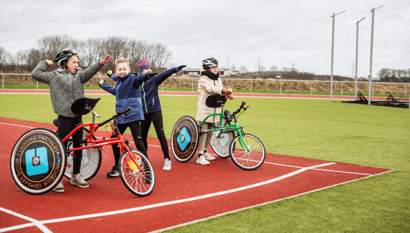 Kinderen met en zonder handicap op de atletiekbaan