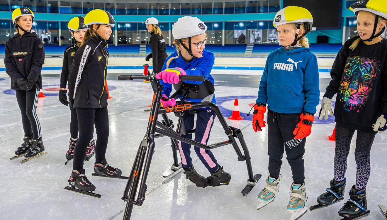 Kinderen met en zonder handicap op de ijsbaan