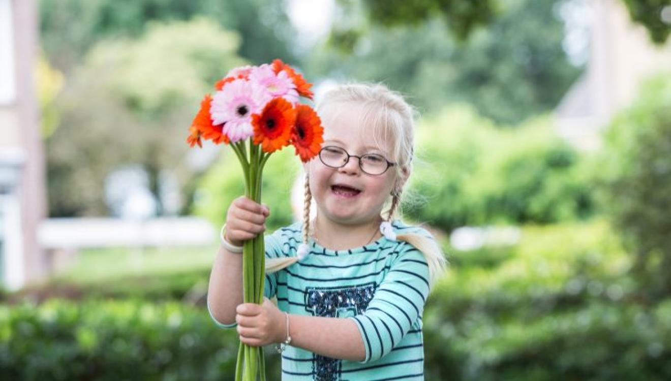 Lotte met een bos bloemen