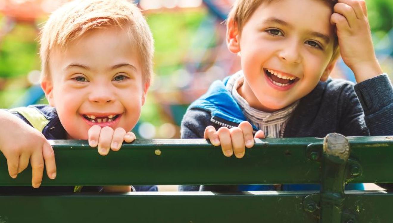 2 kinderen samen op een bankje