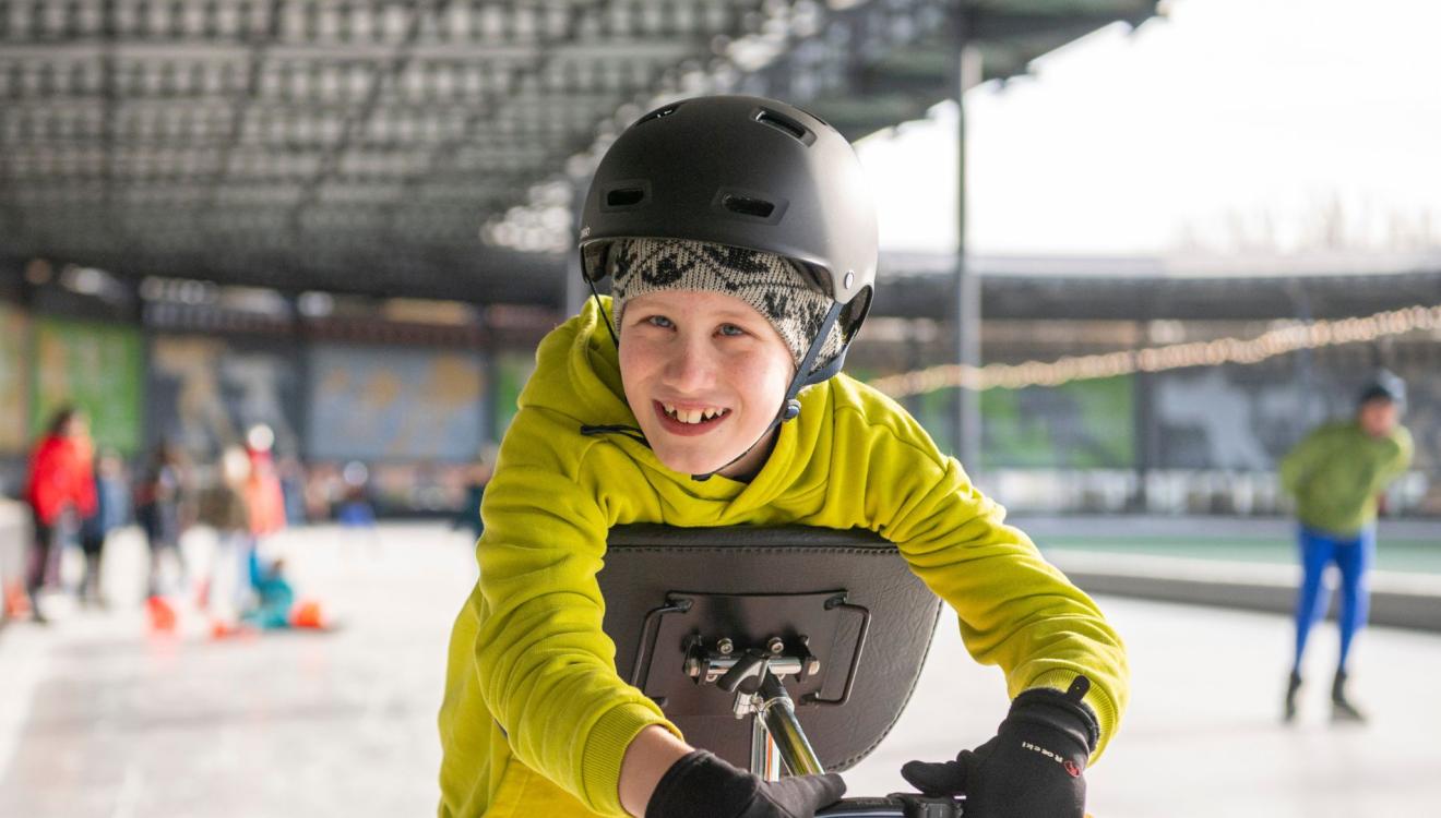 Hidde op een schaatsframe
