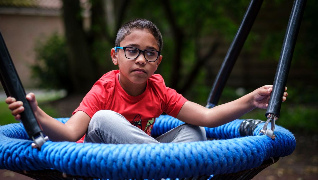 Jayden in een schommel