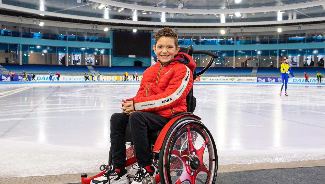 Martin in zijn rolstoel voor de schaatsbaan | Frame Schaatsen