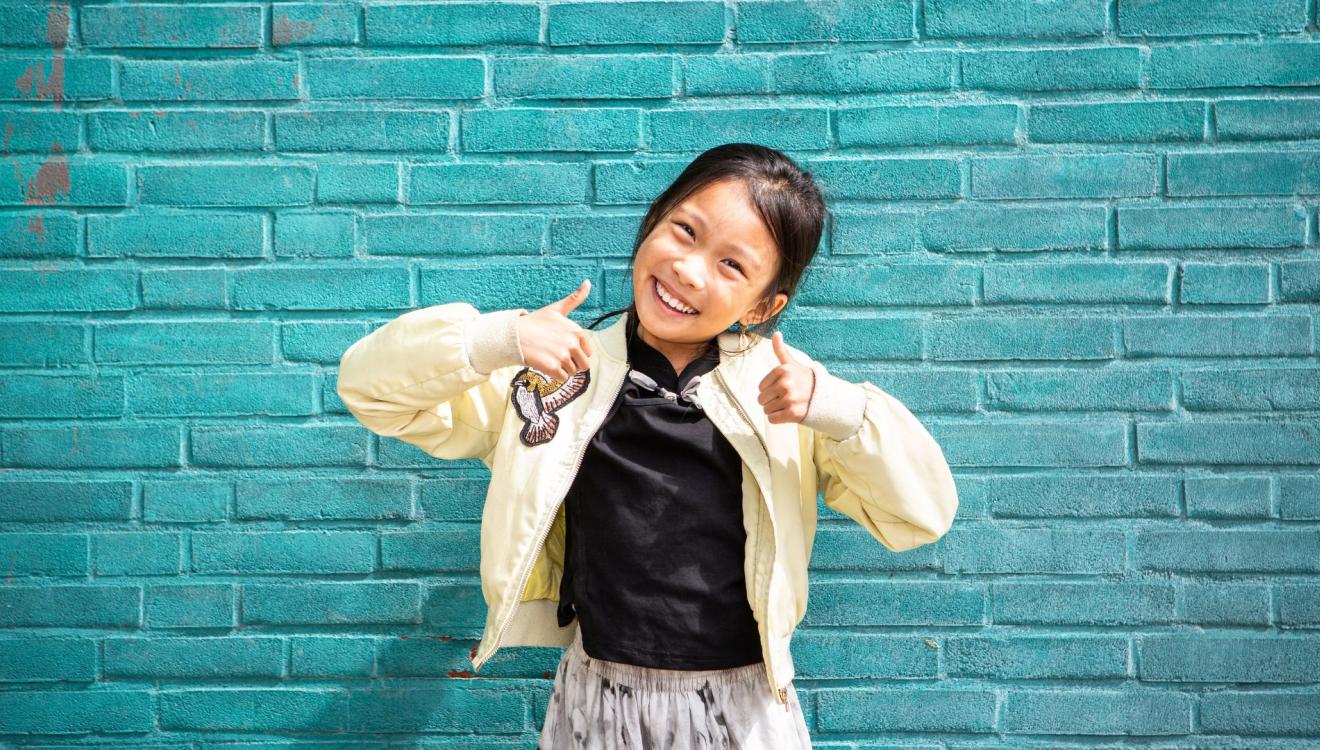 Yunqi met haar duimen omhoog