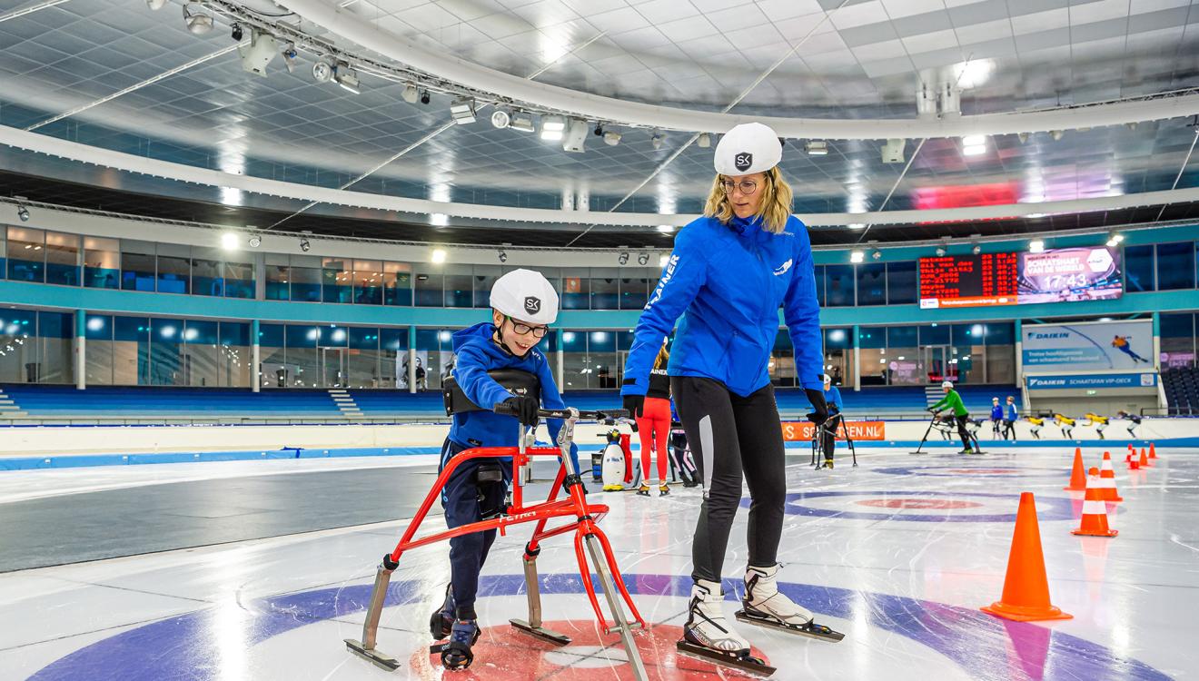 Trainster Kirsten begeleidt frameschaatser Bram | Frame Schaatsen