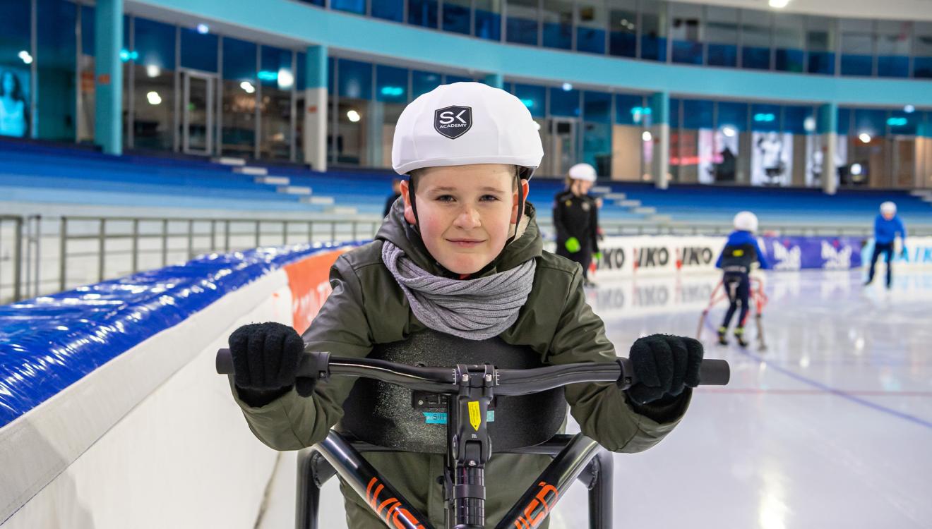 Sill op zijn schaatsframe