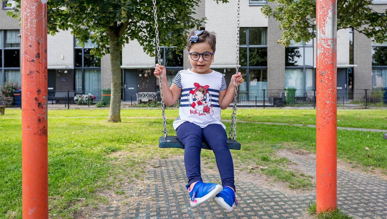 Yara op de schommel