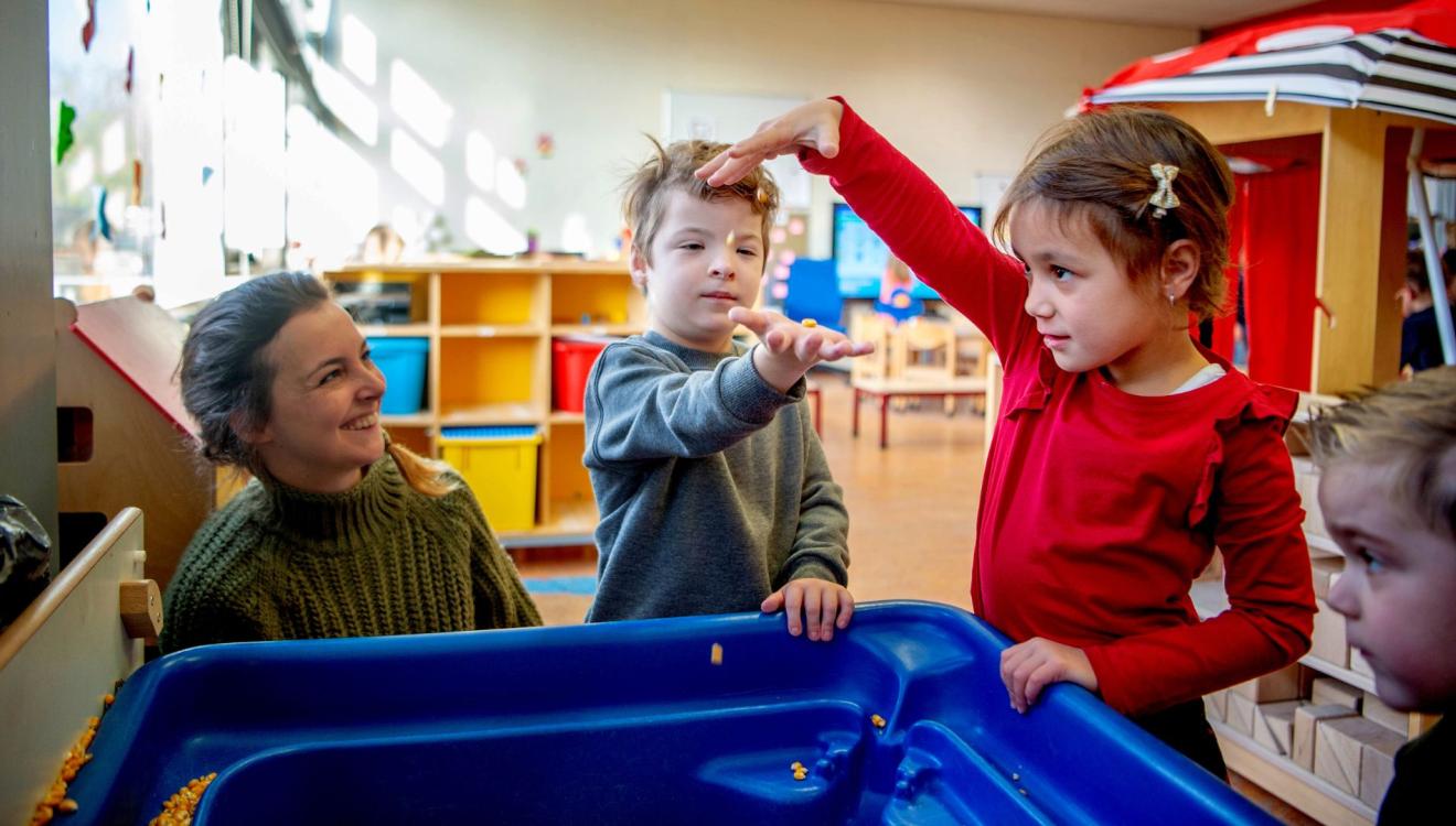 Kinderen met en zonder handicap in een samen naar school klas