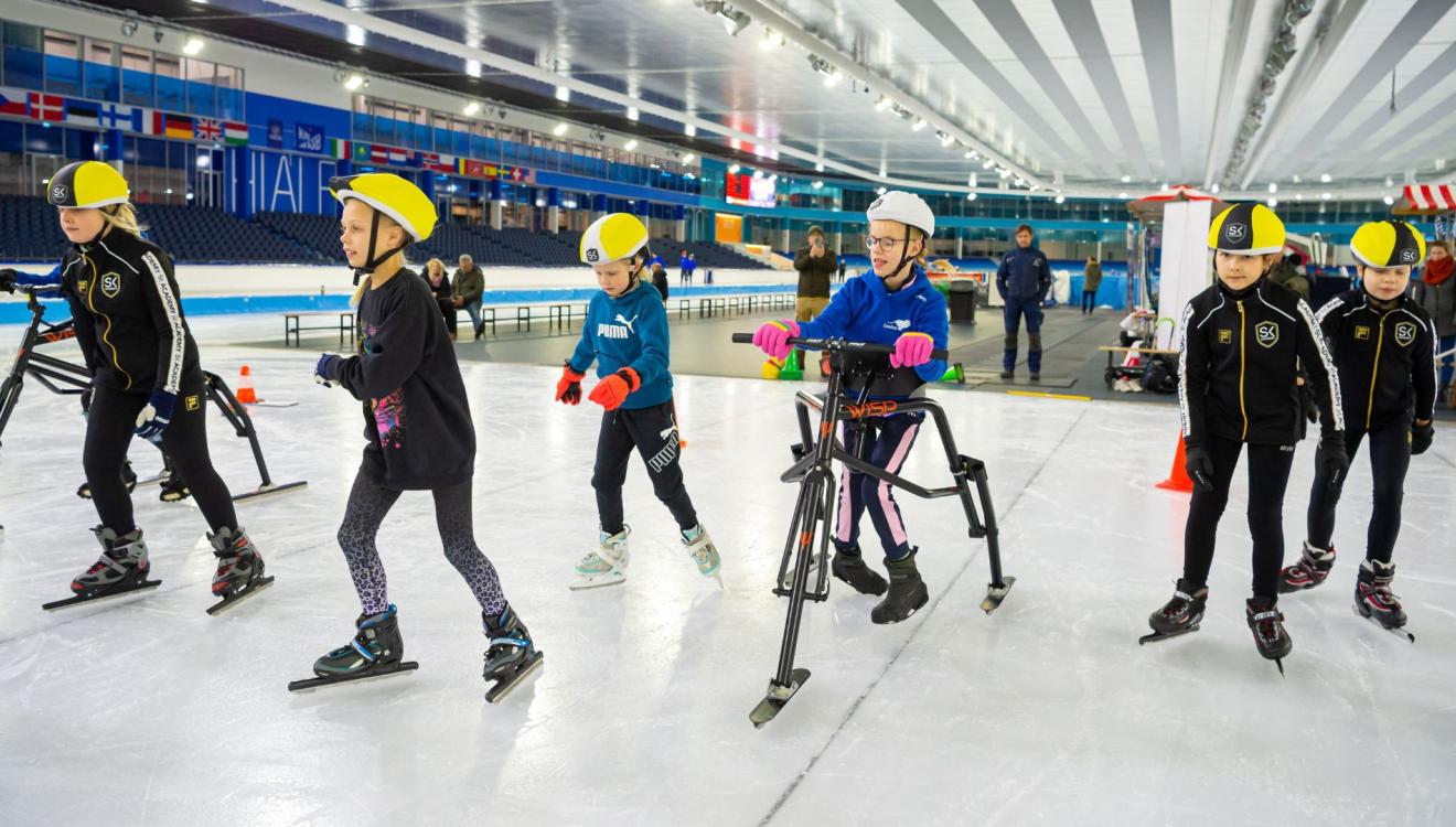 Kinderen met en zonder handicap samen aan het schaatsen