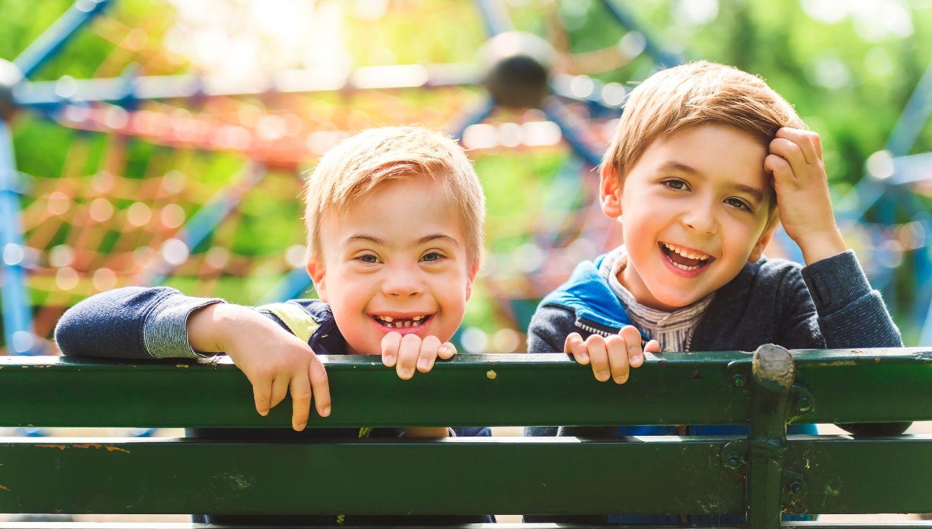 Twee kinderen op een bankje