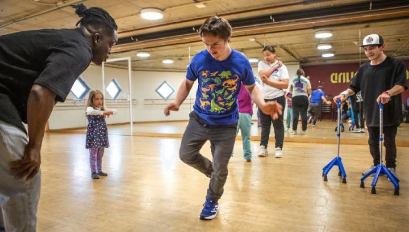 Kinderen met en zonder handicap aan het dansen tijdens een cursus breakdance