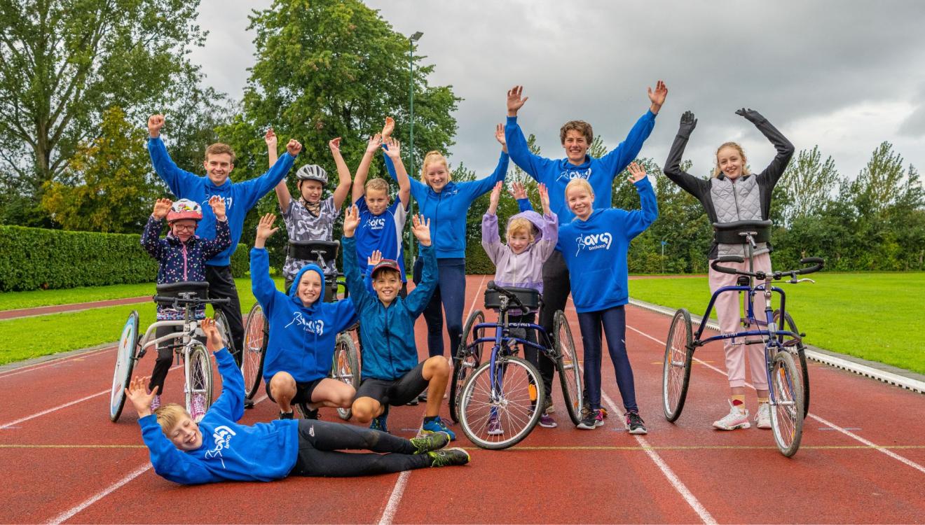 Kinderen met en zonder handicap juichend op de atletiekbaan