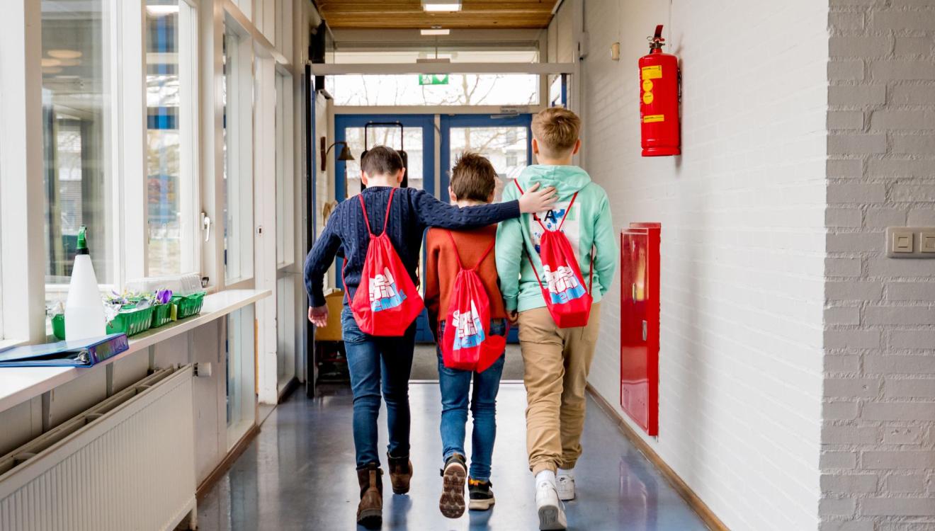 Kinderen met een rugtas om van de Speeltuinbende