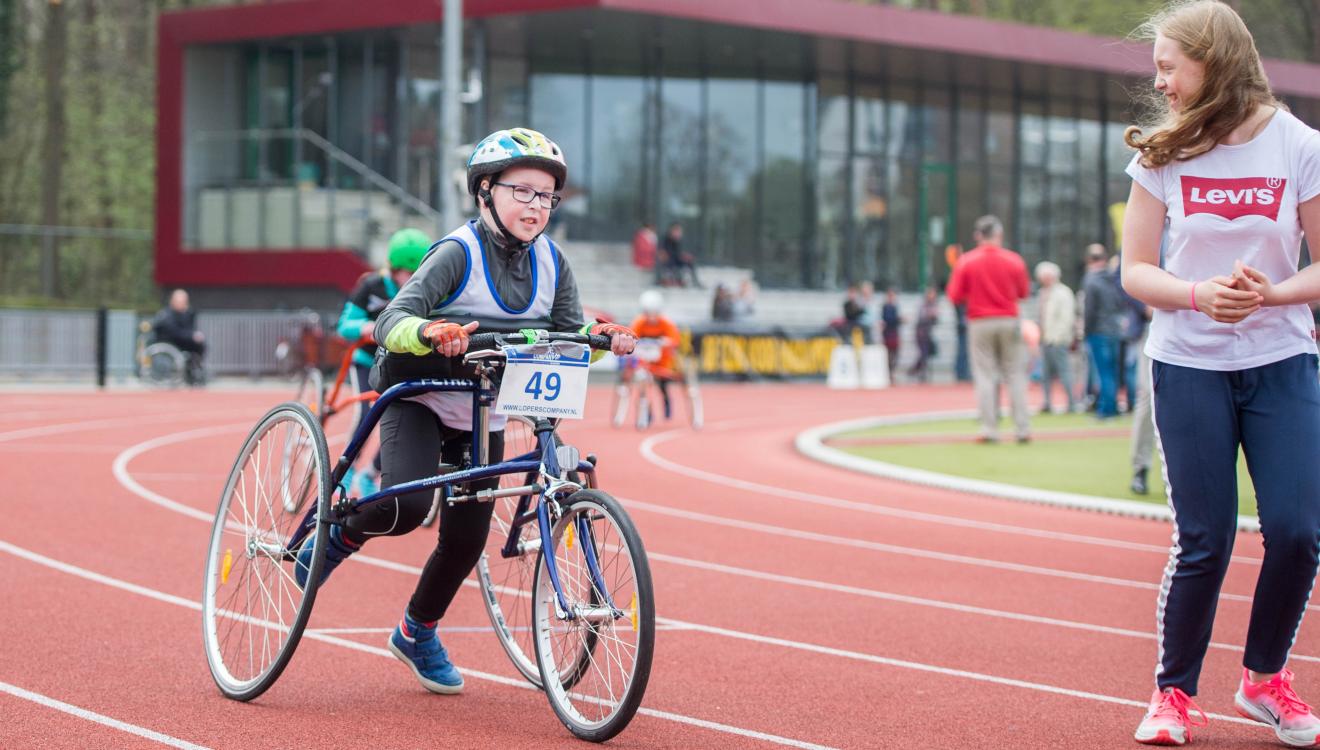 Jongen tijdens Frame Running bij een atletiekvereniging