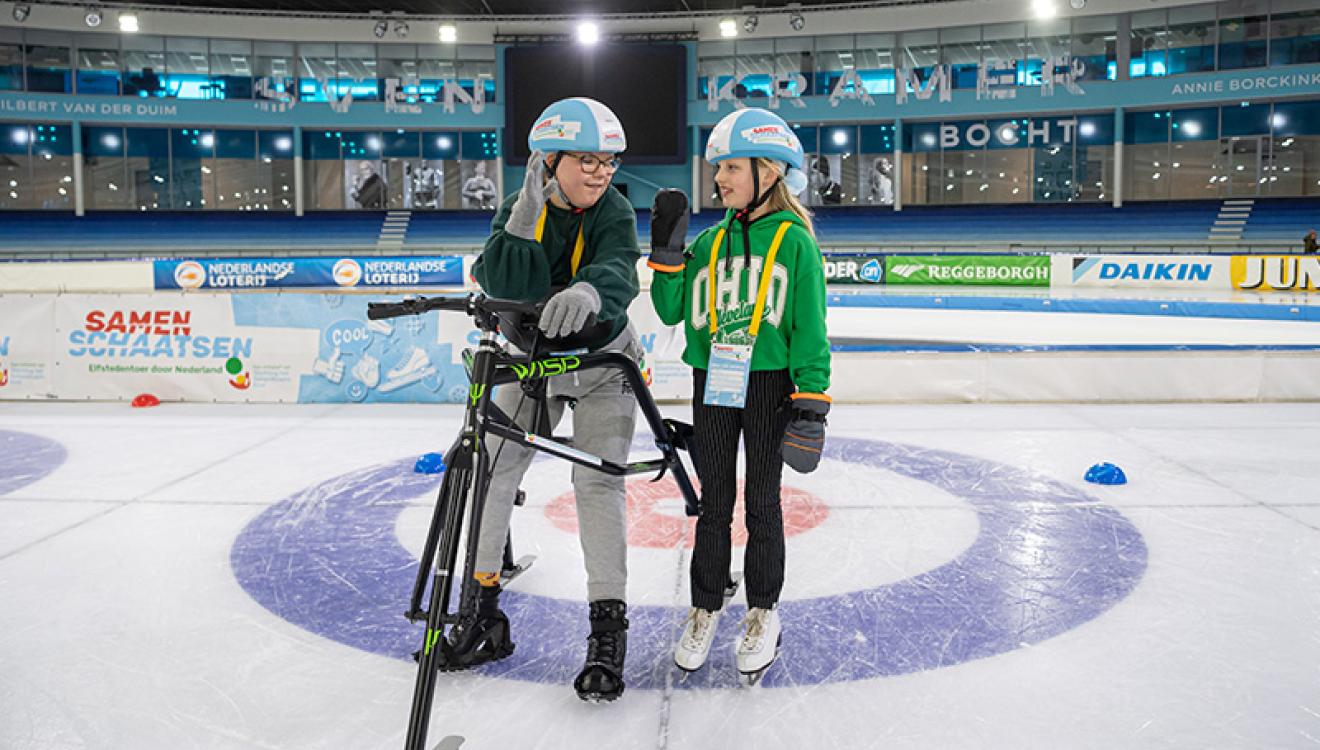 Kinderen met en zonder handicap samen aan het schaatsen