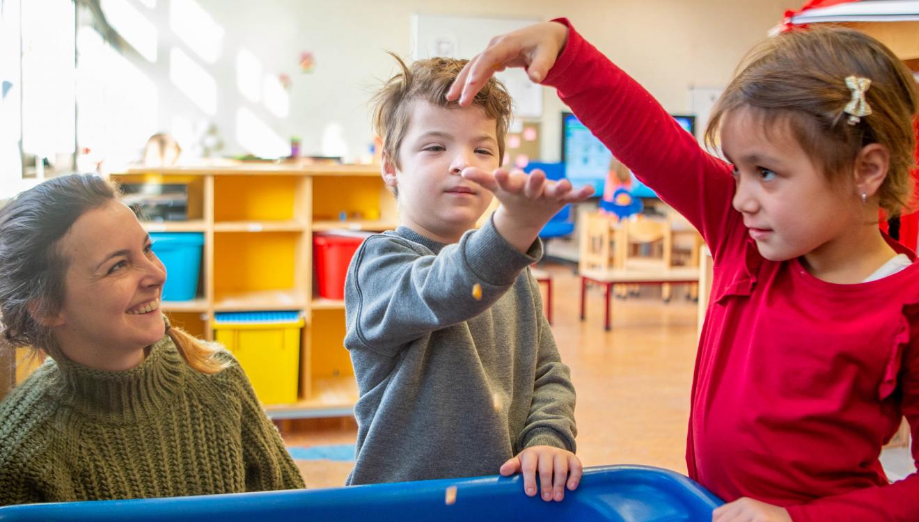 Samen naar School | Kind met beperking speelt samen met kind zonder beperking in de klas