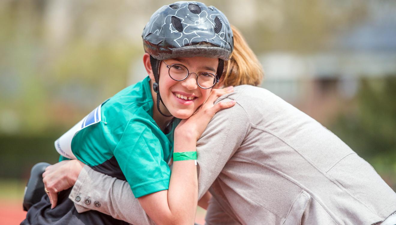 Frame Running atleet omhelst moeder, foto Eveline van Elk