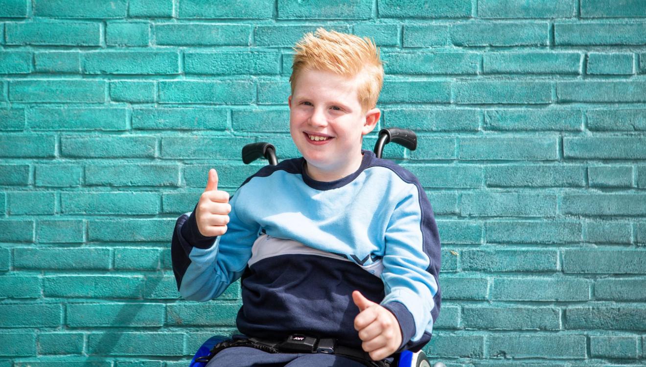 Kick steekt zijn duim op