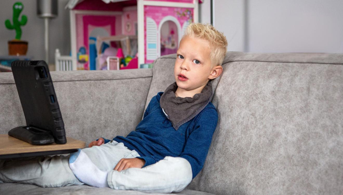 Levon zit alleen op de bank