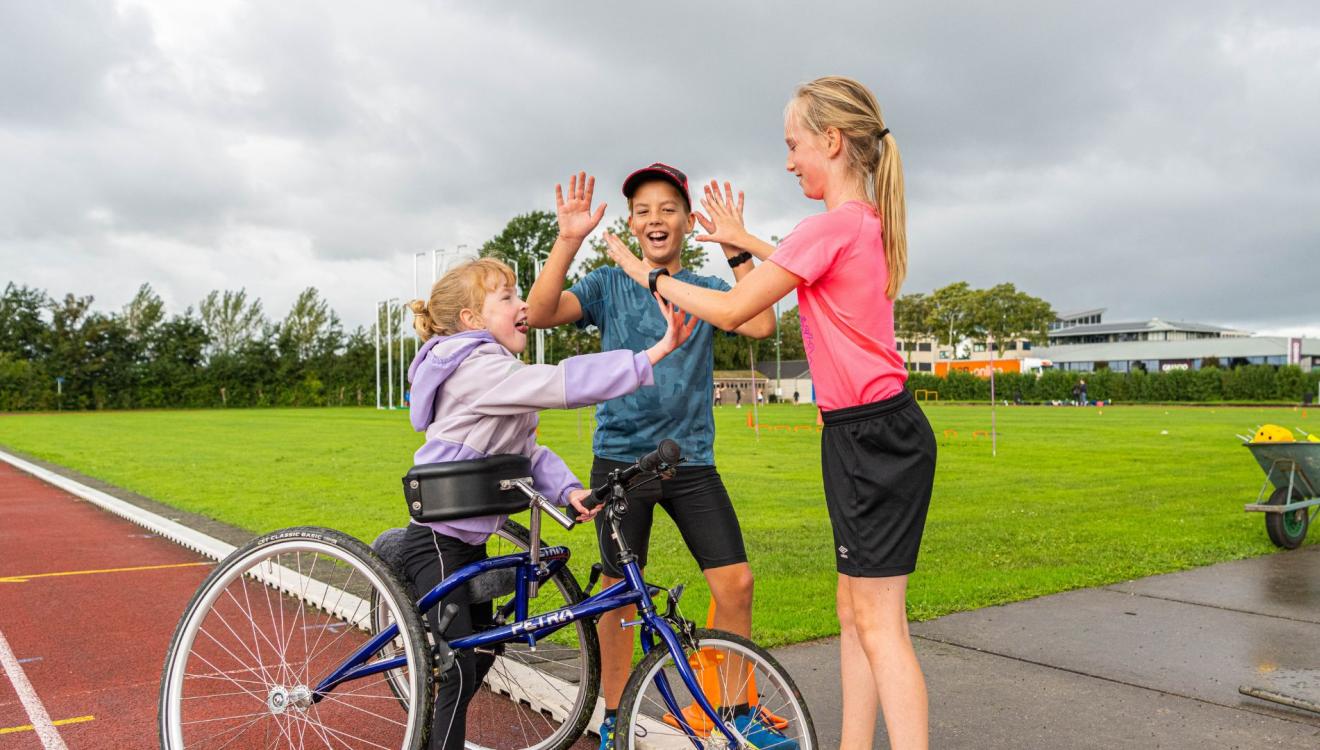 Kinderen geven elkaar een high five