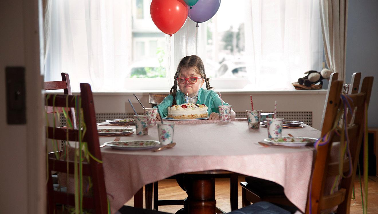 Robin alleen aan een tafel