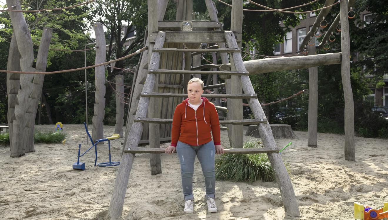 Skip speelt alleen in de speeltuin