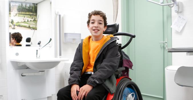 Thomas in het Changing Places Toilet van Paleis Het Loo