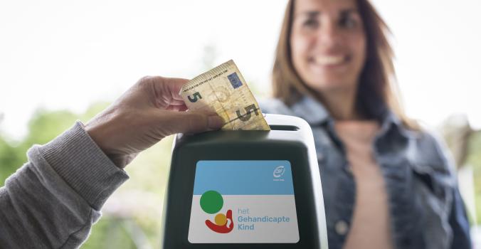 Sabine een collectevrijwilliger met collectebus in de hand