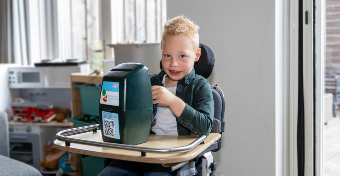 Jayce in zijn stoel met een collectebus