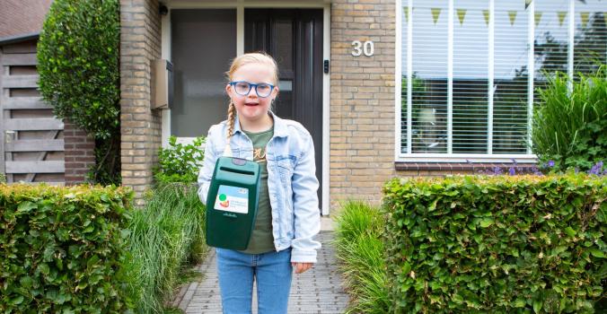 Lotte met collectebus in de hand
